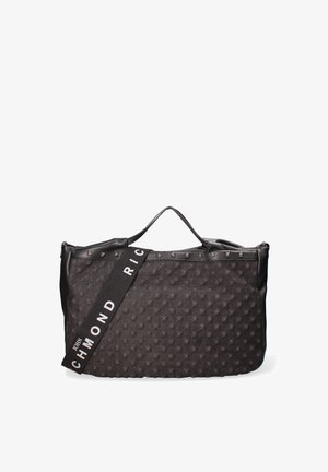 Borsa tote nera con superficie testurizzata, caratterizzata da borchie decorative lungo la parte superiore e una tracolla con il nome del brand in bianco.