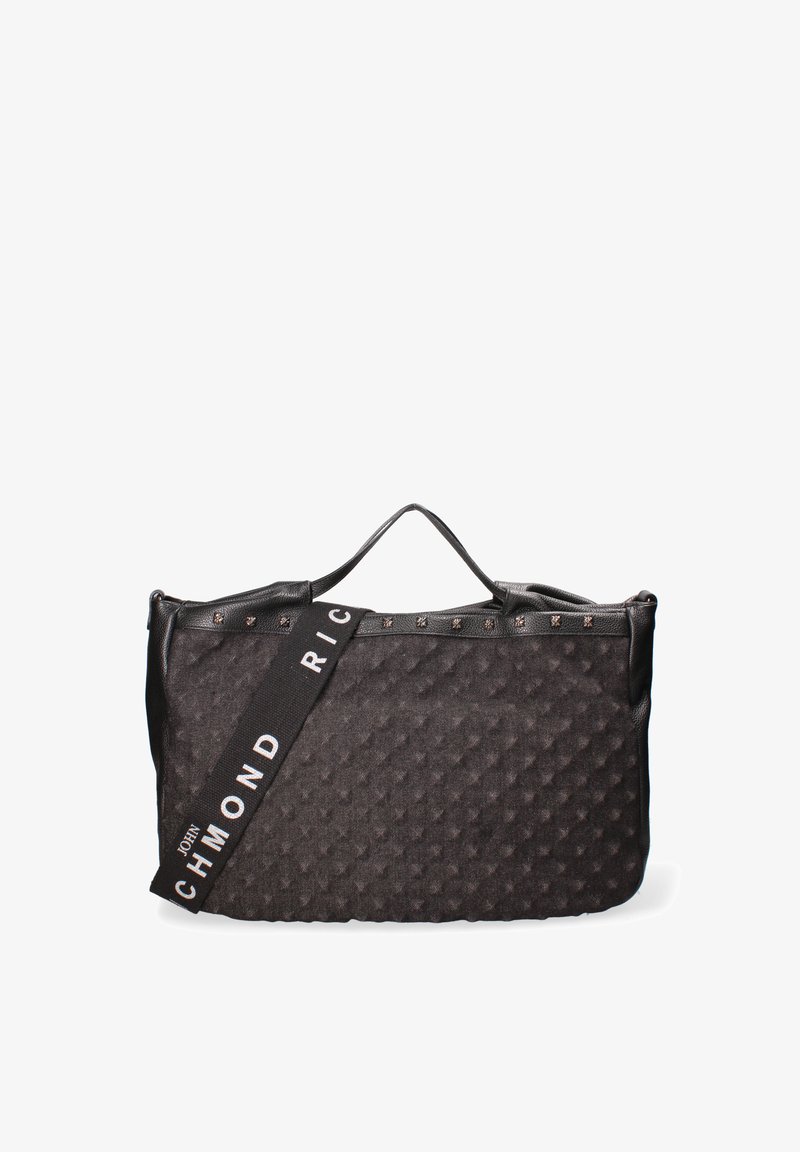 Borsa tote nera con superficie testurizzata, caratterizzata da borchie decorative lungo la parte superiore e una tracolla con il nome del brand in bianco.