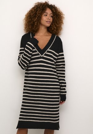 Schwarz-creme gestreiftes Strickkleid mit V-Ausschnitt, langen Ärmeln und lockerer Passform, ausgestattet mit gerippten Bündchen und Saum.