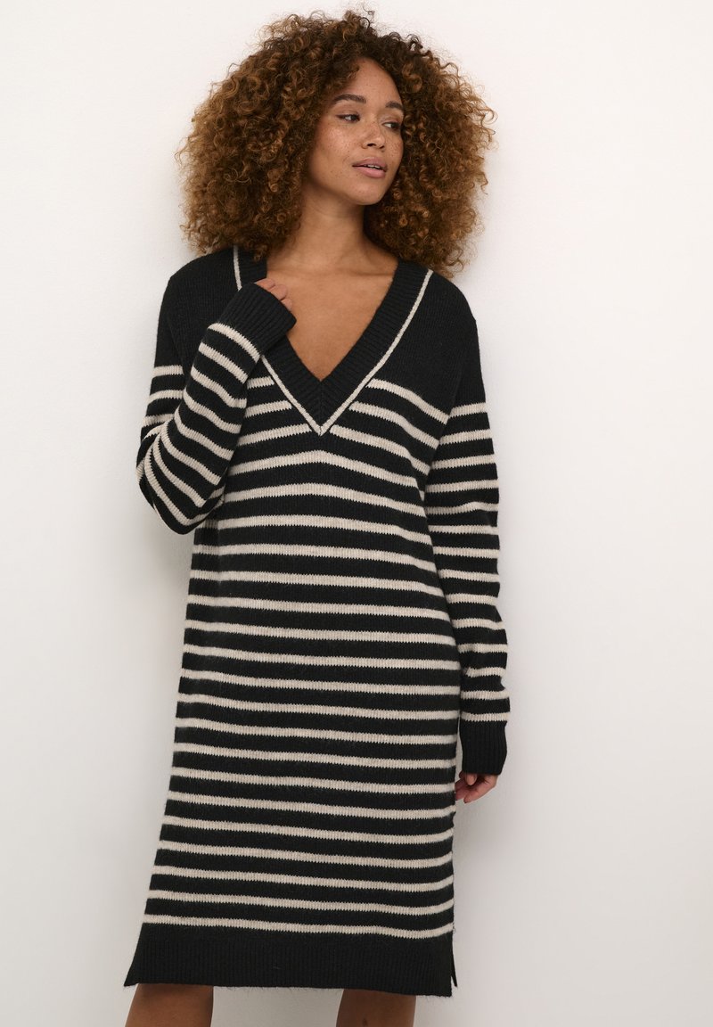 Schwarz-creme gestreiftes Strickkleid mit V-Ausschnitt, langen Ärmeln und lockerer Passform, ausgestattet mit gerippten Bündchen und Saum.
