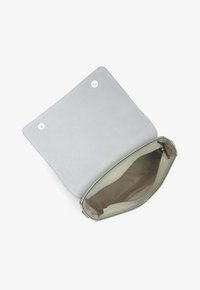 Světle šedá kožená kabelka na ruku s klopovým uzavřením, dvěma patentkami a vnitřní kapsou na zip. Hladký exteriér a podšitý interiér.