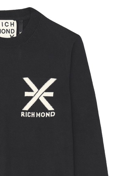 Maglione nero a maniche lunghe con la scritta bianca "Richmond" e un logo astratto lavorato a maglia nella zona centrale del petto.