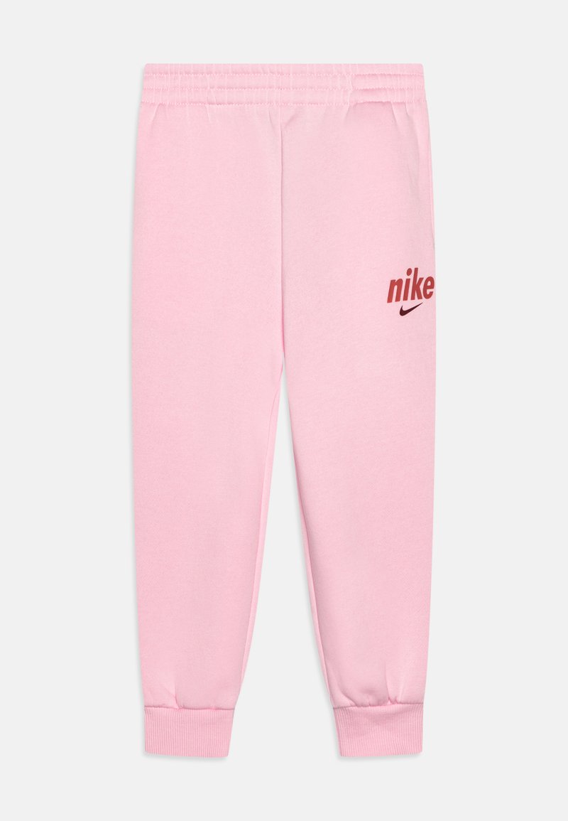 Pantaloni tuta rosa realizzati in tessuto morbido, con una vita elastica e polsini a coste. Presentano un logo Nike rosso sulla coscia sinistra.