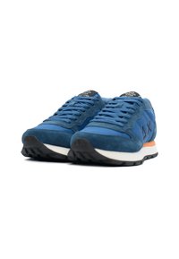 Blaue Wildleder- und Stoff-Sneaker mit schwarzen Akzenten, ausgestattet mit einer strukturierten Oberfläche, runder Spitze und einer weißen Zwischensohle mit einem orangen Detail.
