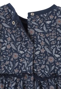 Marineblaues Blumenkleid aus strukturiertem Stoff, mit Druckknopfverschluss am Ausschnitt und einer gerafften Taille mit feiner Spitzenborte.