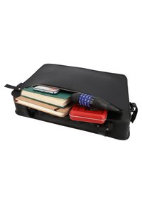 Svart läder laptopväska med dragkedja, innehållande en grön anteckningsbok, en röd box, en penna och ett kodlås. Slät yta, strukturerad design.