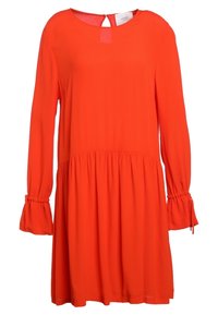 Punainen pitkähihainen mekko, jossa on pyöreä kaula-aukko, rypytetty vyötärö ja liehuvat kellotynnärit; valmistettu kevyestä kankaasta, jossa on pieni avaus selkäpuolella.