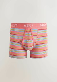 Boxers pour hommes avec ceinture corail portant la mention "NEXT" et rayures horizontales roses, bleues, jaunes et blanches.