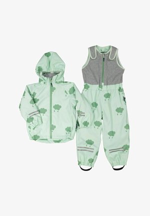 Grøn regnjakke med skymønstre og grå detaljer, parret med matchende overalls med justerbare stropper og elastiske manchetter.