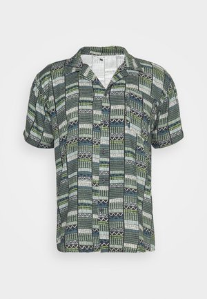 Kurzarmhemd in Grün, Marineblau und Weiß mit geometrischem Muster. Mit Kragen und Knopfverschluss, aus leichtem Stoff gefertigt.