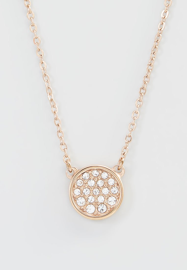 Goldenes Halskette mit runden Anhänger, der aus gruppierten klaren Kristallen unterschiedlicher Größen auf einem hellgrauen Hintergrund besteht.