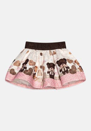 Jupe courte et superposée avec une taille élastique marron. Fabriquée en tissu léger, elle présente des motifs d'ours en peluche et de cœurs dans des teintes marron et rose.