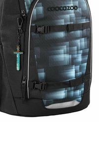 Sac à dos noir avec un motif géométrique bleu. Les caractéristiques comprennent des bretelles réglables, des zips robustes et un porte-clés unique en forme d'épée.