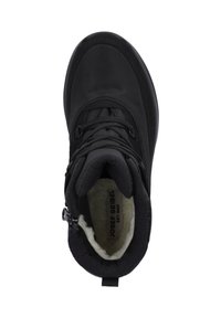 Zwarte enkellaars met een zachte binnenvoering, gestructureerde buitenkant, vetersluiting aan de voorkant en een handvat aan de achterkant voor gemakkelijk aan- en uittrekken.