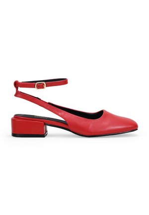 Zapato de mujer slingback rojo con tacón bajo de bloque, puntera puntiaguda y correa ajustable en el tobillo con hebilla dorada.