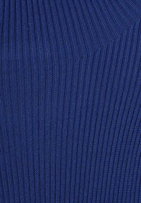 Temno modra rebrasta pletenina z navpičnimi črtami, ki ima gladko teksturo in enakomeren vzorec po celotni površini.