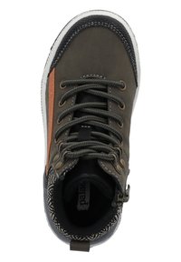 Grüne und orange Sneaker mit einem strapazierfähigen Obermaterial aus Stoff, Gummisohle, runder Zehenpartie, verstärkten Ösen und strukturierten Akzenten.