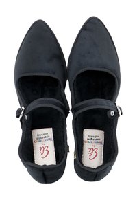Bailarinas negras de tela suave con punteras puntiagudas y correas ajustables en el tobillo. El interior cuenta con un forro acolchado para mayor comodidad.