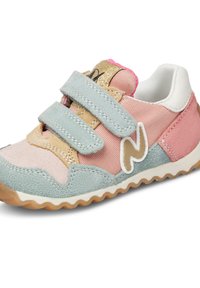 Sneaker rosa chiaro, blu e beige con cinturini in Velcro, materiali in suede testurizzato e tessuto, caratterizzato da un accento bianco del logo e una suola ondulata.