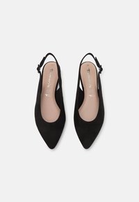 Czarne zamszowe buty slingback z wydłużonym noskiem i regulowanym paskiem na kostce. Wnętrze posiada jasną wkładkę z detalem logo.