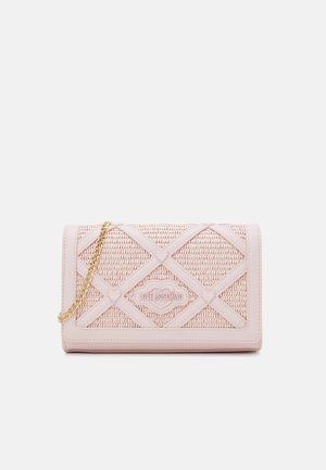 Lyserød Love Moschino clutch med vævet struktur, diamantmønster, hjerte detaljer og kort guldkæde.