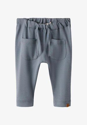 Miękkie szare spodnie dla małego dziecka z elastycznym pasem, przednimi kieszeniami i ozdobnym sznurkiem, pokazane na płasko na białym tle.