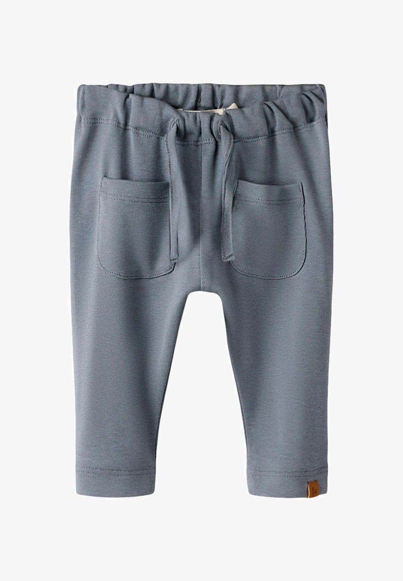 Miękkie szare spodnie dla małego dziecka z elastycznym pasem, przednimi kieszeniami i ozdobnym sznurkiem, pokazane na płasko na białym tle.