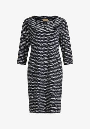 Granatowa sukienka z rękawami do połowy przedramienia, ozdobiona białym abstrakcyjnym wzorem. Posiada dekolt w kształcie litery V i sięga do kolan. Miękka tekstura tkaniny.