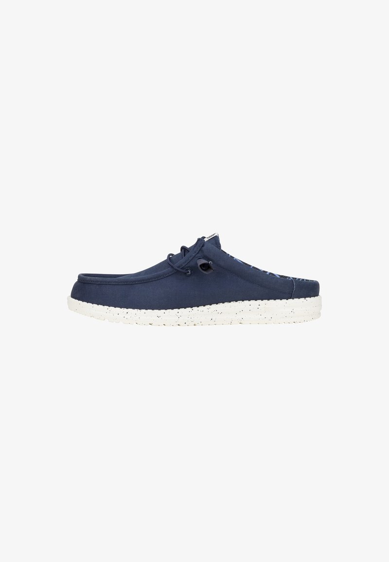 Navyfarbene Canvas-Slipper mit einer weiß gesprenkelten Sohle, ausgestattet mit Schnürsenkeln und einem gemusterten Innenfutter. Flaches Design für ein einfaches An- und Ausziehen.