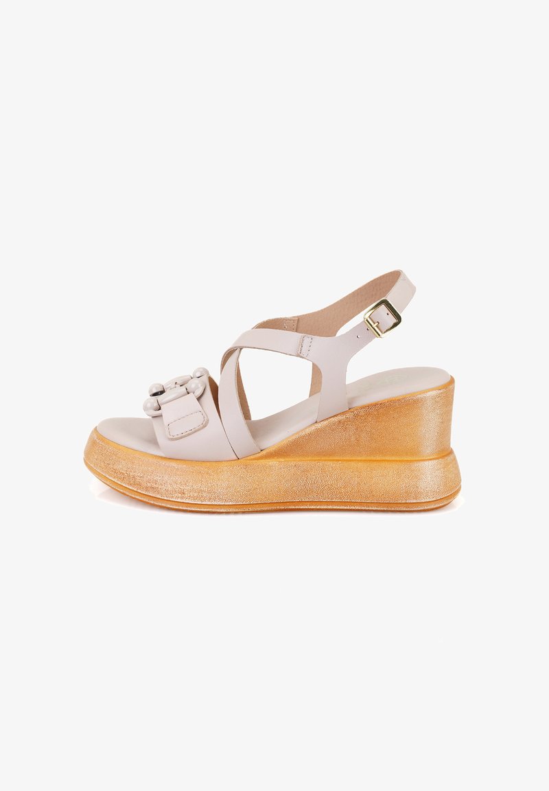 Wedge-Sandalette aus hellbeigem Leder mit überkreuzten Riemen, dekorativer Schnalle und einer goldglitzernden Plattformsohle. Verstellbarer Knöchelriemen.