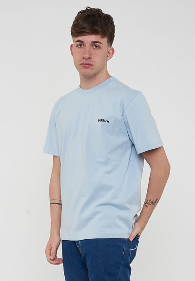 T-shirt in cotone azzurro chiaro con colletto rotondo e maniche corte, con un piccolo logo nero "BARROW" nella parte sinistra del petto.