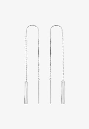 Zilveren druppeloorbellen met langgerekte, cilindrische staven met een gepolijste afwerking. Keten verlengt zich vanuit gebogen, haakachtige connectors.