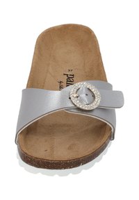 Zilveren schuifsandalen met een brede band, voorzien van een decoratieve ronde gesp met rhinestones en een gestructureerde bruine binnenzool. Platte buitenzool.