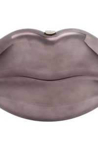 Læberformet clutch i glansfuld, gennemsigtig mauve plast. Glat tekstur med en lås i midten øverst. Buet design forstærker formen.