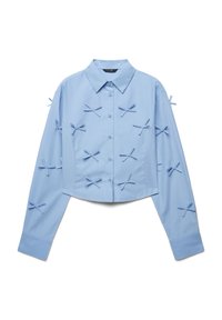 Camicetta azzurro chiaro corta con maniche lunghe, chiusura a bottoni e vari dettagli a fiocco sul davanti e sulle maniche. Tessuto di cotone morbido.
