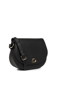 Borsa a tracolla in pelle nera con patta curvata, tracolla regolabile e accessori in tonalità oro. Caratterizzata da un design minimalista e logo stampato.