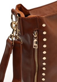 Braune Kunstlederhandtasche mit goldenen Beschlägen, einem Reißverschluss und großen dekorativen Nieten an der Seite. Mit Trageriemen. Strukturierte Oberfläche.