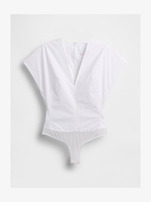 Bodysuit blanc avec un décolleté en V plongeant, des manches larges et un dos dégagé. Fabriqué dans un tissu lisse avec une partie inférieure transparente.