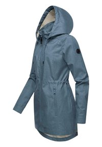 Veste bleu clair, résistante à l'eau, avec capuche, taille ajustable, fermeture éclair complète et poches latérales. Texture lisse, design moderne et accents minimalistes.