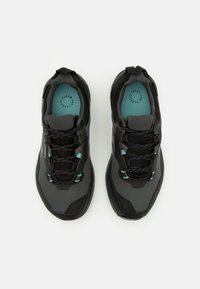 Czarno-szare buty sportowe z teksturowanym wierzchem, wiązanym designem, kontrastującymi akcentami w kolorze teal oraz miękką wkładką.