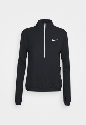 Pull-over de sport noir à manches longues avec une fermeture éclair blanche au quart et le logo Nike Swoosh sur la poitrine gauche.
