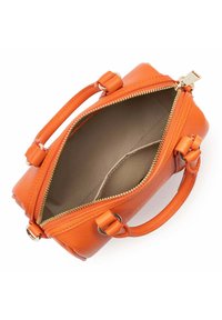 Borsa a tracolla in pelle arancione con superficie strutturata, dotata di manici corti e chiusura con zip dorata. Interno foderato in tessuto chiaro.
