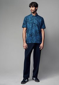 Next REGULAR FIT - PATTERN ZIP NECK - Pólóing - blue black floral