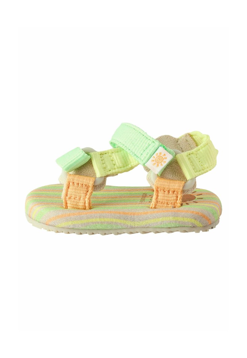 Bunte Kindersandalen aus weichem, gestreiftem Stoff in Grün-, Orange- und Gelbtönen, mit verstellbaren Riemen und strukturierten Sohlen.
