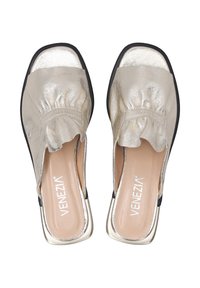 Gouden metallic open teenslippers met een bijeen geraapte stoffen bovenkant, vierkante neus en een gladde zwarte zool. Merklogo zichtbaar van binnen.