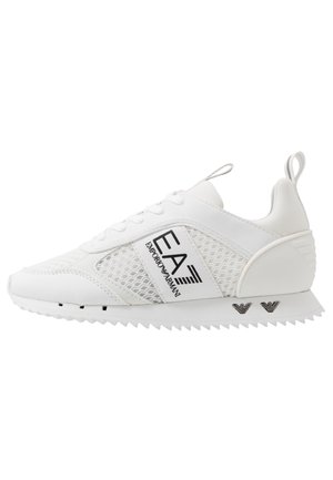 Weißer EA7 Emporio Armani Sneaker mit Mesh-Einsätzen, Schnürung vorne, Zuglaschen und schwarzem Logo an der Seite und an der Sohle.