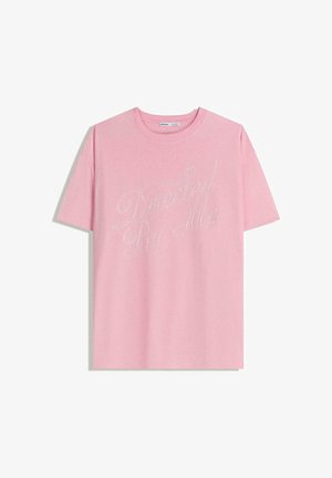 Rosa bomulls t-shirt med korta ärmar som har en dekorativ kristalldesign med texten "Dancing By Me" i kursiv stil. Rundad halsringning.
