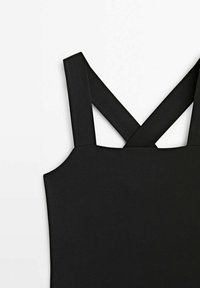 Schwarzes ärmelloses Top mit rechteckigem Ausschnitt und überkreuzten Schulterträgern, hergestellt aus glattem, dehnbarem Material.