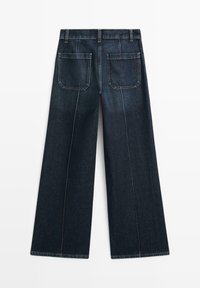 Dunkelblaue, weite Jeans mit hoher Taille, ausgestattet mit zwei Gesäßtaschen und kontrastierenden Nähten entlang der Nähte. Glatte Denim-Oberfläche.