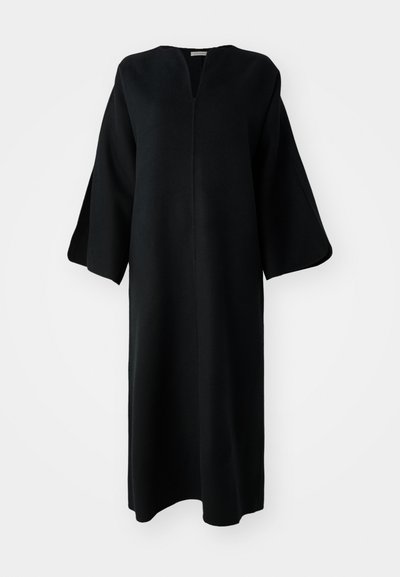 Robe noire longue avec des manches larges et un décolleté en V, présentée sur un fond blanc.